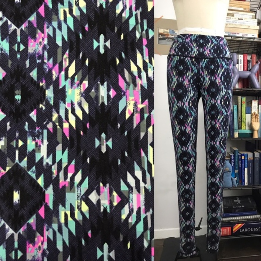 VS Knockout By Victoria Sport Tight in Aztec - Picture 2 of 8